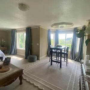 https://royal-highland-estates.calgaryhotelsearch.com